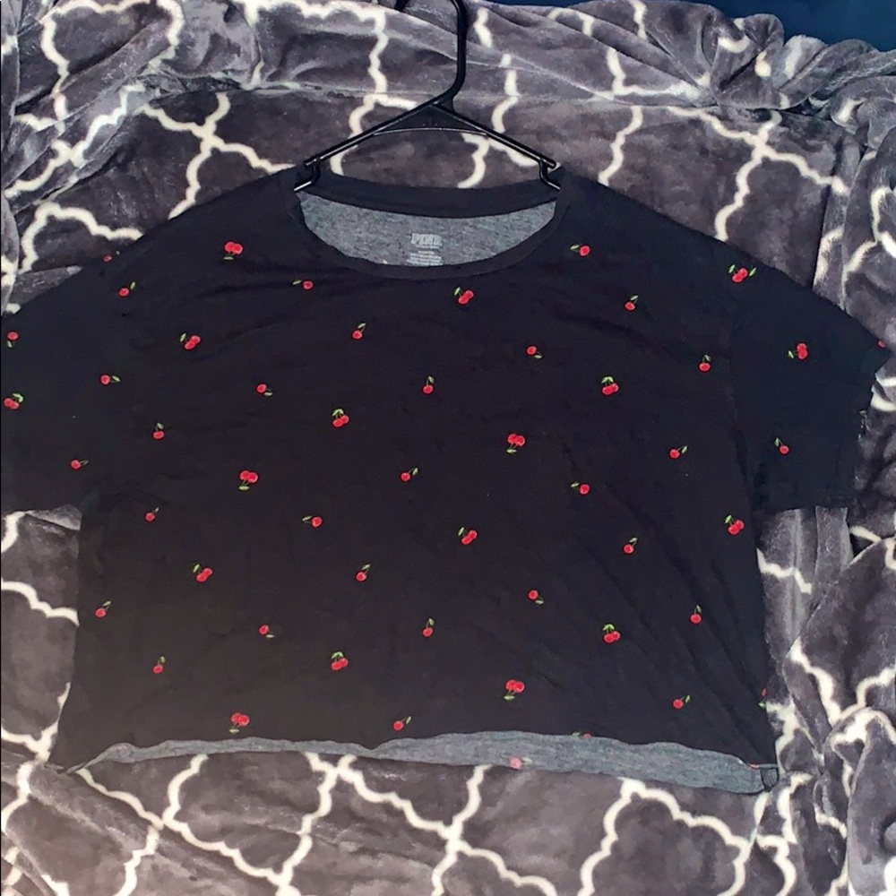 Black crop top shirt